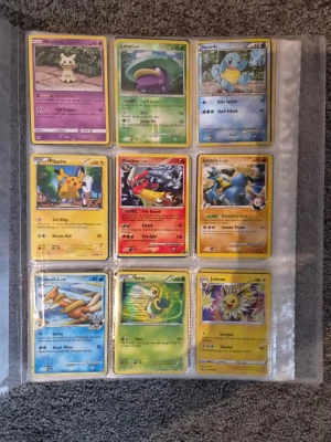 Pokemon samling - Säljer min pokemon kort samling kom med bud. 2 stycken pärmar många dyra kort på första pärmen lotad är shiny säljs för 500  till 800 på ebay många mer kort som e värda pengarna i pärmerna finns många äldre kort som jag fått av mina kusiner 2008-2011. Vissa kort har bättre skick än andra.