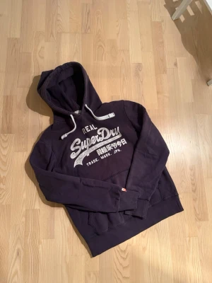 Superdry hoodie - Säljer en riktigt fet superdry hoodie som är i riktigt bra skick helt utan skavanker. Hoodien är i storlek L men passar folk i storlek M bättre. Om ni har frågor om bilder eller liknande så är det bara att fråga😊💛