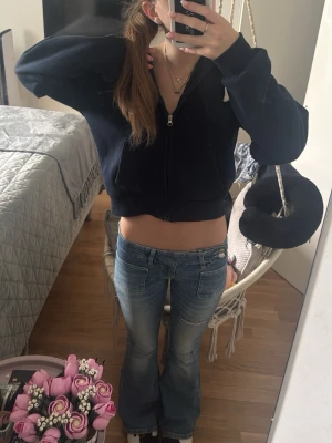 Blå bootcut jeans från Gina Tricot - Säljer ett par ljusblå bootcut jeans från Gina Tricot i storlek XXS. Jeansen har låg midja, fickor fram och bak samt en snygg tvättad look. 