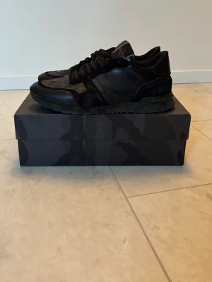 Valentino rockrunners - Säljer mina valentino rockrunners i stolek 44. Box medföljer 