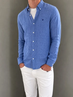 Blå linneskjorta med knappar - Säljer denna Morris-linneskjorta. Modellen är 183 cm lång och väger 76 kg. Skriv gärna för fler bilder eller mått!