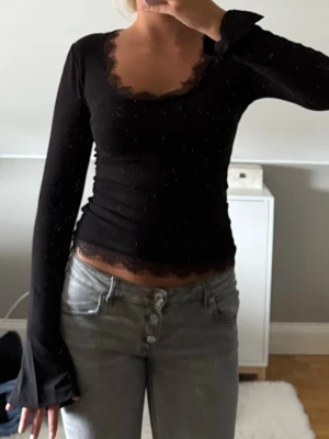 Långärmad topp med spets  - Långärmad topp med spets från Gina med prislapp kvar