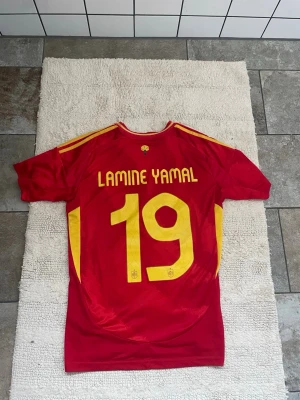 EM tröja 2024 Lamine Yamal - Lamine yamal tröja som är från 2024 EM. Den är storlek s har inte använt överdrivet mycket. 