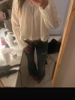 vit blus  - säljer en vit blus från gina tricot i storlek 170! bara används två tre gånger och har inga tecken på användning