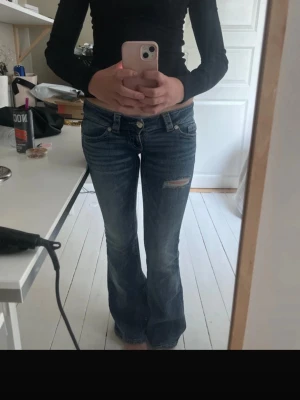 blåa jeans - säljer ett par blåa jeans från gina 14+ i storlek xs endast använda två gånger och har inga defekter.