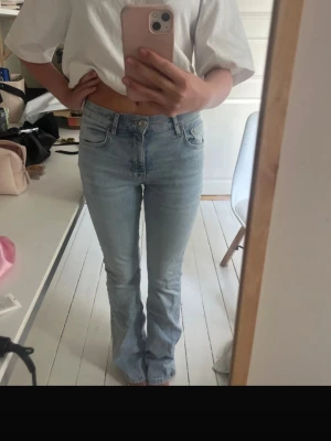 Ljusblå bootcut jeans - ett par ljusblåa jeans som är bootcut och mid/high waist från gina tricot