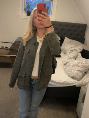 Overshirt  - Säljer min snygga jacka/overshirt som är köpt från Sand🩷 Knappt använd så den är som ny!! Köpte för 1200 kr men kostade nypris 2300 kr😊 Kan användas som en jacka, overshirt eller skjorta, passar både tjej och kille🩷 Den är i storlek 32 men tycker den sitter som S/M!!