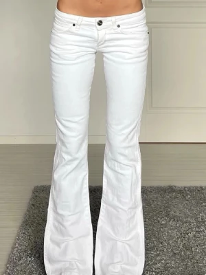 Wrangler jeans - Midjematt: 39cm rakt över, innerbenslängd: 83cm 💗