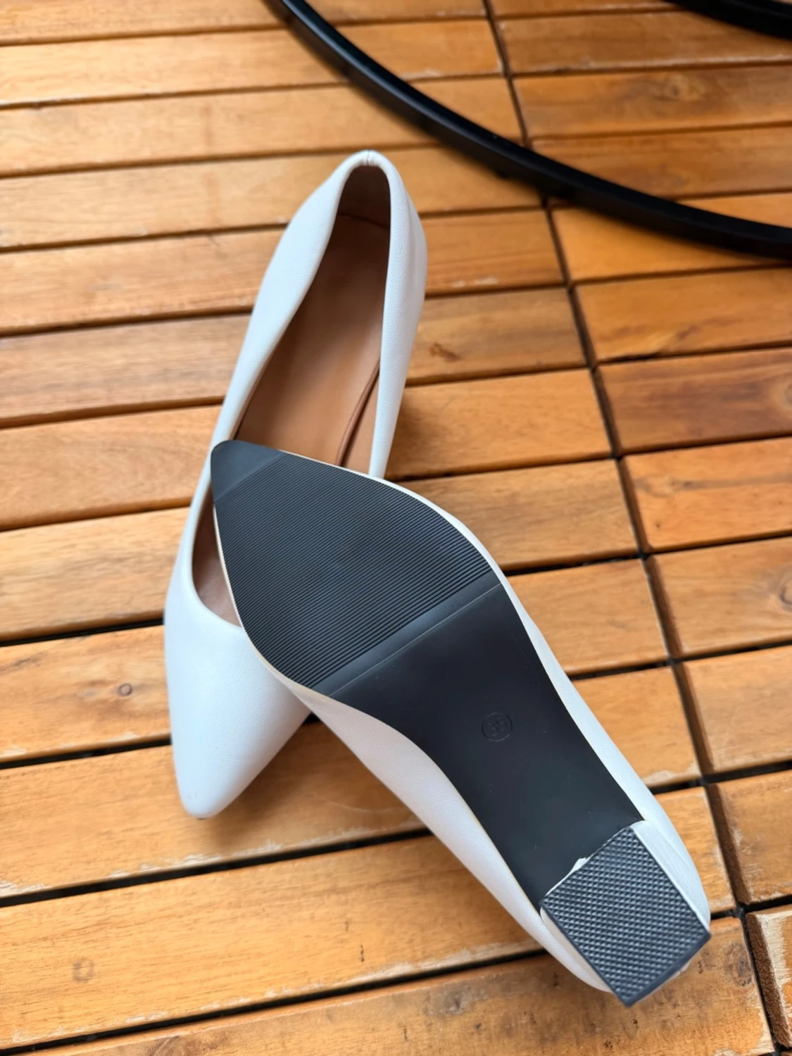 Vita klassiska pumps med spetsig tå - 1