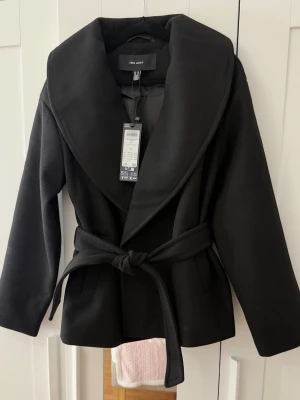 Vero Moda höstkappa  - Väldigt fin höstkappa från Vero Moda i storlek xs Helt ny! Den kan även passa storlek s beroende på hur oversized man vill att den ska sitta. Ordinarie pris: 749 kr. Passar perfekt till hösten 