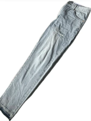 Flared jeans - Säljer dessa riktigt snygga Gallery dept flared jeans ljusblå färg i storlek L, använt kanske max 3-4 gånger inget mer än de, riktigt snygga jeans som kan matchas med fina outfits, pris kan diskuteras!! Tveka inte att skriva!!