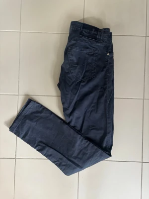 Jacob Cohen Jeans  - Säljer ett par Mörkblåa Jacob Cohen Jeans! Riktigt sköna byxor av god kvalitet och i utmärkt passform. Även bra skick på badgen också! Längd - 106 cm och bredd - 40 cm. 