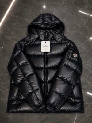 Moncler maya puffer - Säljer en Moncler Maya i svart, storlek M. Jackan är helt ny och oanvänd med tags kvar. Inga skador eller slitage. NFC och Code Moncler finns. Pris kan diskuteras vid seriöst intresse