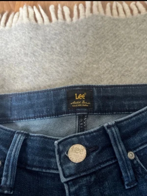 Lee jeans  - Lee jeans, med liten fläck bakom vet inte om de går bort , vet inte vilken storlek men tror S eller XS 