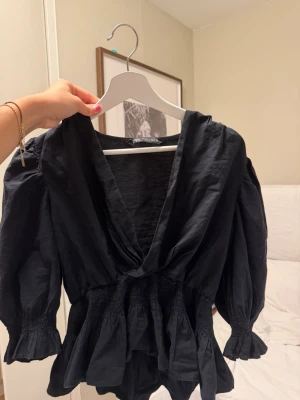 Svart omlottblus från Zara - Sååå fin blus från Zara 