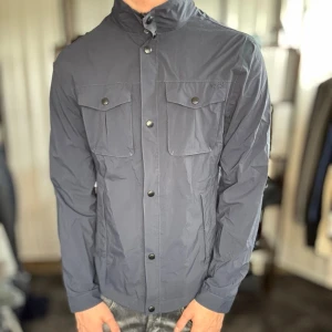 Field jacket - Mycket fint skick, lite skrynklig bara men annars toppskick. Modellen är 185 cm, 75 kg. Alltid billigare pris vid köp av flera varor‼️🙌Svarar alltid på frågor eller funderingar! 