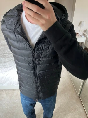 Svart cardigan jacka från Massimo Dutti - Säljer en sjukt snygg cardigan jacka från Massimo Dutti i väldigt fint skick. Storleken är XXL men den sitter som en XL 😁✌🏼 ——————————————————————————                                                                               📐| Storlek: Sitter som en XL                                                           👖| Märke: Massimo Dutti                                      🔎 | Skick: Väldigt bra                                             ✍🏻 | Skriv om du har några frågor