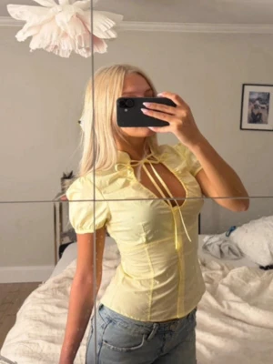 zara blus  - superfin söt topp från Zara. Köpte på vinted med prislapp men har själv tagit av den och testat tröjan, annars helt som ny. Säljer då den inte passade☺️Storlek M men sitter som en S