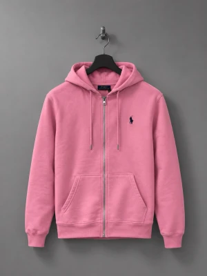 Rosa zip hoodie från Polo Ralph Lauren - Säljer en rosa hoodie med dragkedja från Polo Ralph Lauren. Hoodien har huva med dragsko, två fickor framtill och den klassiska loggan broderad på bröstet. Perfekt för en chill och stilren look. Materialet känns mjukt och skönt.