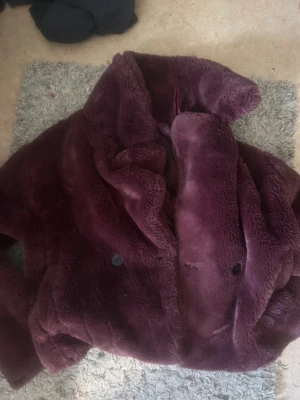 Faux-fur burgundy jacket  - Säljer en supermjuk och fluffig pälsjacka i burgundy/mörklila färg. Perfekt till vintern! Mycket gott skick, inga slitningar, inköpt förra vintern. Märke: Behrska (den var dyr därför dyrare pris med tanke på skicket men går att förhandla!)