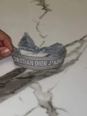 Grått Christian Dior textarmband - Helt nya kommer i liten påse