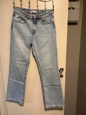 Ljusblå raka jeans från Perfect Jeans - Säljer ett par ljusblå jeans från Perfect Jeans i storlek 38. Jeansen har rak passform, klassisk femficksdesign och är tillverkade i ett mjukt denimtyg. Perfekta för en avslappnad och trendig look.