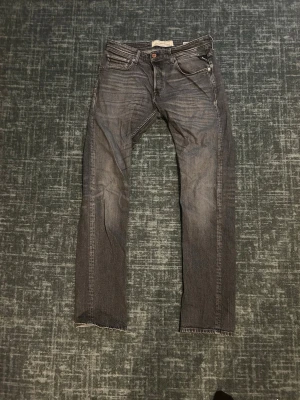 Replay Grover straight fit jeans - Säljer ett par grå jeans från Replay med raka ben. Jeansen har klassisk femficksmodell och knapp i midjan samt kontrastsömmar. Jeansen är storlek W31 och L34 Perfekta för en avslappnad och trendig look.
