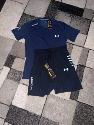 Under armour set blå - Riktigt snygg svarta under armour set. T shirt och shorts. Helt nya utan prislapp. Storleken passar perfekt för dig som har storlek L och är 180cm