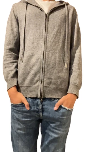 Kashmir Zip Hoodie - Säljer denna riktigt snygga Kashmir hoodie från Costino i storlek S. Perfekt till hösten/ våren. 8/10 skick, Tröjan har ett pyttelitet hål på axeln. Modellen på bilden är 177, 61kg. Skriv vid frågor eller intresse