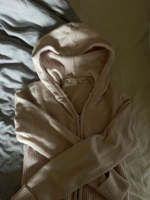 Ljusrosa hoodie från Gina Tricot - Hoodie från Gina tricot som jag inte längre har användning av då den är för liten (storlek 158/164)