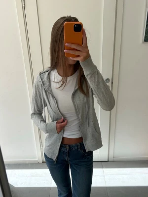 Grå zip up tröja - Säljer denna från lager 157🥰 storlek xs