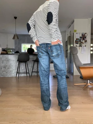 Levis jeans  - Tjenare!! Säljer nu mina riktigt feta Levis’s jeans. Dem är i fint skick o sitter riktigt bra på. Längden på dessa är 106 cm och 40cm i midjan. Hör av dig vid frågor!!🔥