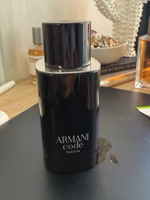 Armani Code Parfym - Säljer denna Armani Code Parfym, ungefär 70ml kvar, perfekt inför hösten nu! Ingen box, nypris 1400! 