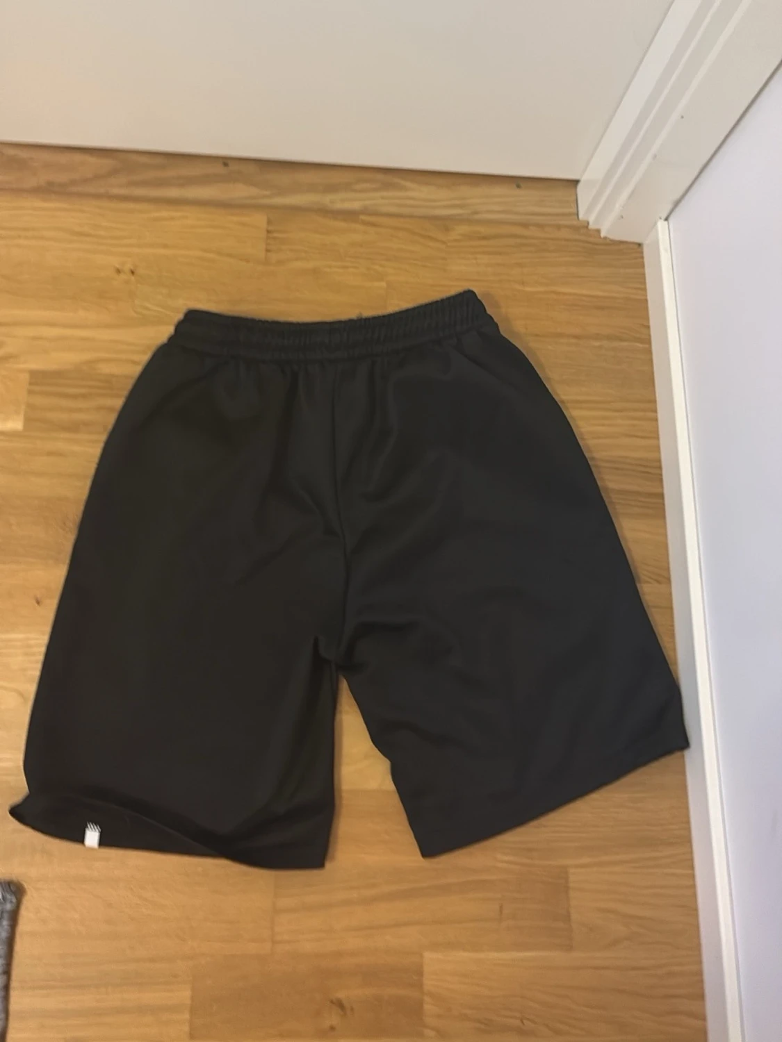 Svarta sportiga shorts med vit detalj - 1