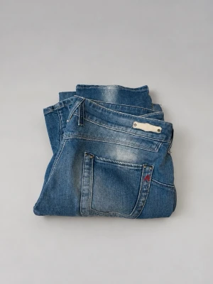 Replay ljusblå skinny jeans - Säljer ett par ljusblå skinny/slim jeans från Replay med klassisk femficksdesign och diskreta slitningar. Jeansen har normal passform i midjan och smalare ben, perfekt för en stilren look. Märkesdetalj vid fickan och metallknappar.