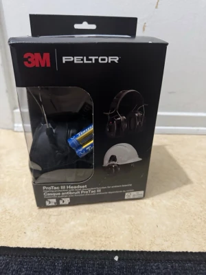 3M Peltor ProTac III hörselkåpor - Säljer ett par svarta 3M Peltor ProTac III hörselkåpor med bygel i metall och mjuka öronkuddar. Perfekta för att skydda hörseln i bullriga miljöer och har inbyggd elektronik för omgivningslyssning. Drivs med AA-batterier som medföljer.
