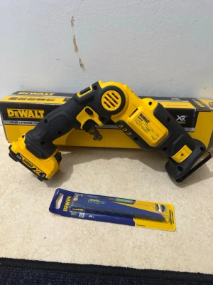Dewalt XR 10.8V Multiverktyg - Säljer ett Dewalt XR 10.8V multiverktyg i svart och gul design. Verktyget är batteridrivet och har ergonomiskt handtag. Medföljer gör en Irwin sågklinga i blått och grönt. Perfekt för olika bygg- och renoveringsprojekt.