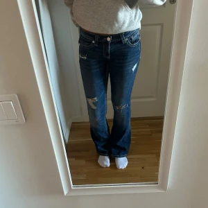 Blå bootcut jeans  - Säljer ett par blå bootcut jeans med låg midja 🥰🥰🥰❤️🌸✨ 💞