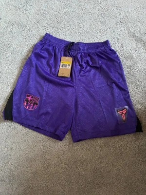 FC Barcelona borta shorts - FC Barcelona borta shorts, finns i både storlek S och M. Helt ny med tagg kvar 