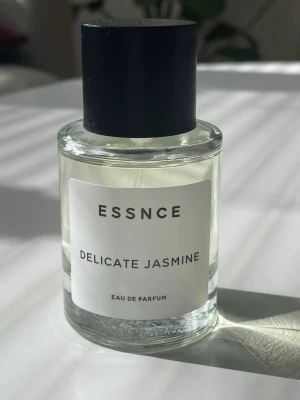 Essnce Delicate Jasmine parfym - Skickas med originalkartong. Noter: apelsinblomma, bergamottt, citron, jasmin, tuberos, vanilj, amber, mysk, sandelträ och cederträ.