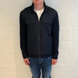 Massimo Dutti Cardigan Blue Men's - Marinblå cardigan från Massimo Dutti i storlek M. Begagnad, mycket fint skick.