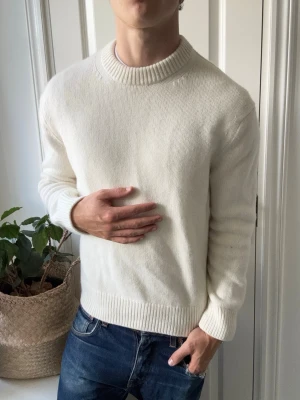 Arket stickad tröja  - Arket stickad tröja, sjukt najs tröja, Inga defekter förutom ett håll som ni ser! Modellen i bilderna är 180 cm 75 kg och bär Storlek M , Kom med frågor! 🌟 (Kan gå ned i pris vid köp av paket 😉) 
