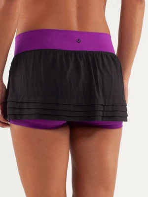 Lululemon träningsshorts – lila 💜 | Strl 6 / M - 💜 Snygga träningsshorts från Lululemon ✨ Stretchigt och följsamt material 🏃‍♀️ Perfekta för gym, yoga, löpning eller vardag 📏 Lululemon storlek 6 – motsvarar ca M / EU 38 💜 Fin lila färg