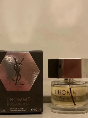 Yves Saint Laurent L'Homme EdT 60ml - Använd ca 5 ml. Fräsch maskulin doft. Nypris ca 1049:- på kicks.