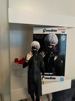 Tokyo Ghoul Ken Kaneki figur Grandista ÄKTA - Säljer en detaljerad Ken Kaneki-figur från Tokyo Ghoul-serien, Grandista-serien av Bandai. Figuren har vit peruk, svart mask och svarta kläder, perfekt för cosplay eller samling. Levereras med originalkartong. den är beställd från amazon och är äkta.