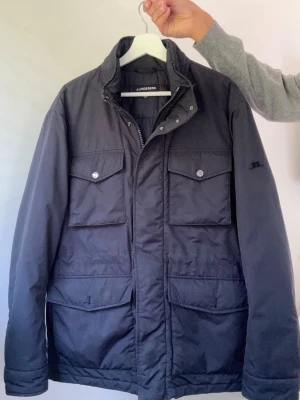 J.Lindeberg Field Puffer Jacka - En snygg J.Lindeberg puffer field jacket.  Modellen heter Acer Padded Jacket. Mycket gott skick. Grym jacka utan defekter! Enda är en knapp som inte är kvar på ena fickan. Modellen i bilderna är 190 cm 80 kg och bär storlek L.  Kom med frågor! 🙌 Skickas fort!
