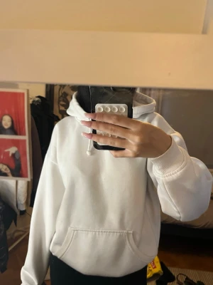 Vit hoodie från BikBok med huva