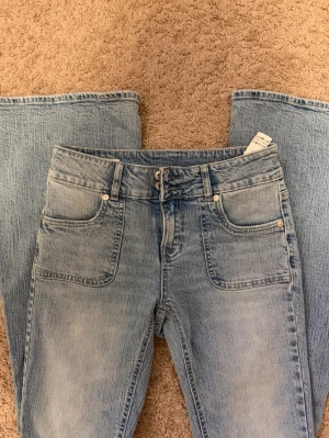 Lågmidjade jeans - Säljer dessa jeans från Stradivarius i nyskick!!