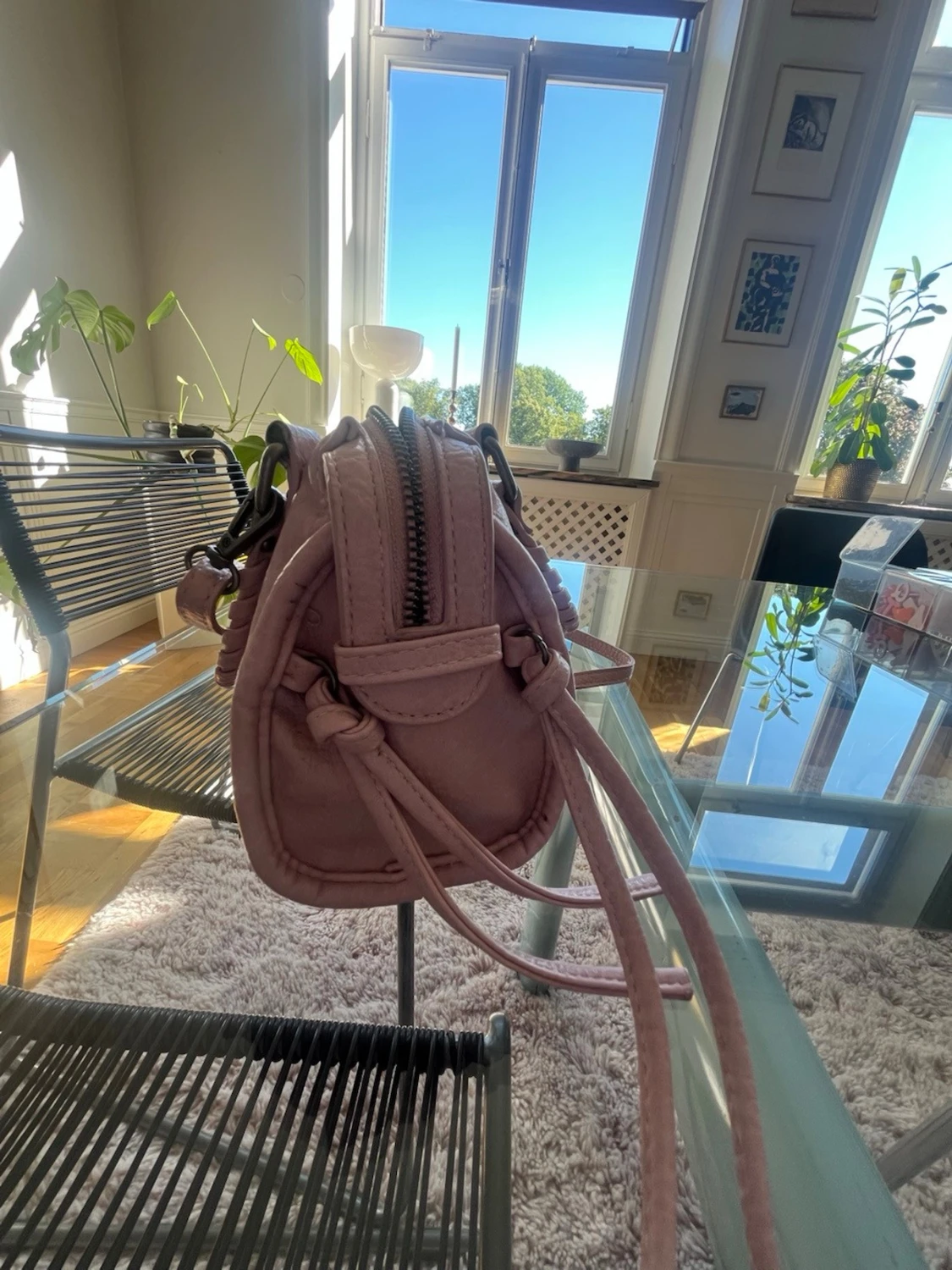 Ljusrosa handväska med flätade handtag - 3