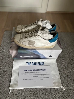 Limiterade The Gallerist skor - Tja! Säljer ett par riktigt snygga skor ifrån The Gallerist! Det är den gamla modellen så dom säljs inte längre så väldigt limiterade, Storlek 43. Har lite slit men fortfarande bra skick! Endast skorna ingår! Hör av er vid minsta lilla fundering🙌